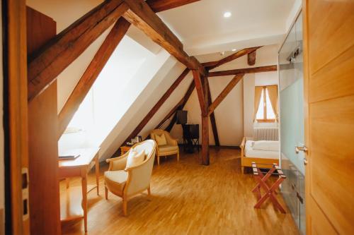 纳堡Hotel "Alter Pfarrhof"的阁楼间设有书桌和卧室。