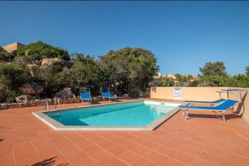 帕拉迪索海岸Holiday home Villetta La Cruzitta的一个带2把蓝色椅子的游泳池