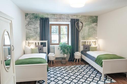 贝里斯泽尔Gipfelkönig的卧室设有两张绿色和白色的床