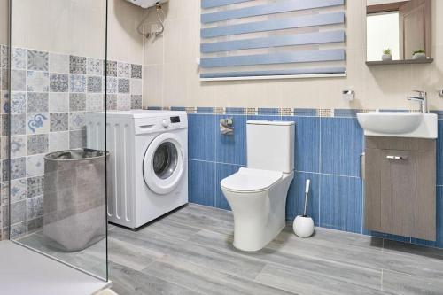 圣保罗湾城Two Bedroom Apartment in Xemxija, St. Paul's Bay的一间带洗衣机和水槽的浴室