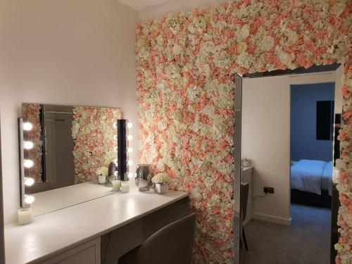 伯明翰Stunning 1 Bed Apt Minutes From Bham City Centre!的浴室设有花卉图案的墙壁和梳妆台
