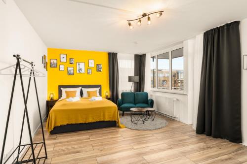 沃尔夫斯堡FREE LIVING - City Design Apartments, Zentrum, Outlet, Balkon, Küche的一间卧室设有一张床和黄色的墙壁
