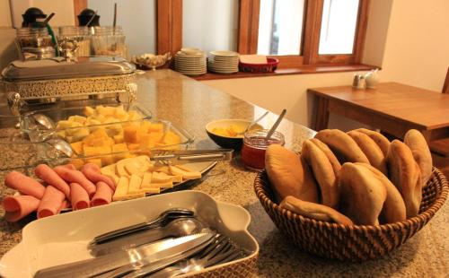 瓦拉斯Akilpo Home的一个带一碗面包和一篮子食物的台面