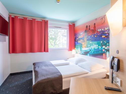 帕绍帕绍住宿加早餐酒店的一间设有床铺和红色窗帘的房间