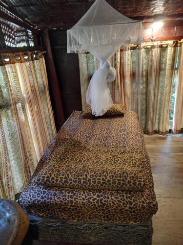 Ban ThamRoom 2的窗帘间一张带天蓬的床