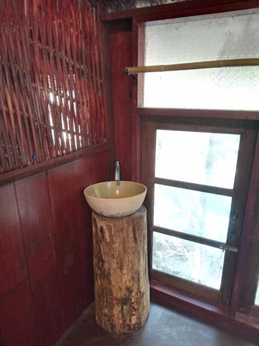 Ban ThamRoom 2的窗户旁树 ⁇ 上带水槽的浴室