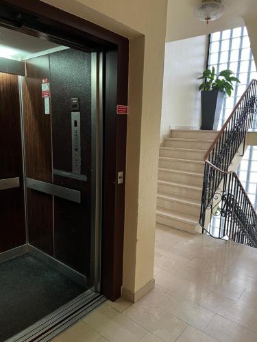 科隆弗洛翰芬酒店的楼梯楼内的旋转门