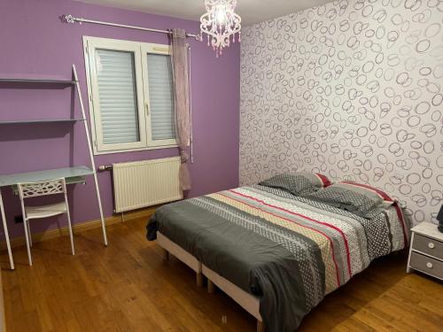 博纳勒斯麦斯Grande Maison Moderne的一间卧室配有一张床和紫色的墙壁