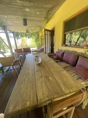何塞伊格纳西奥海尔劳住宿加早餐旅馆的客厅配有一张木桌和沙发