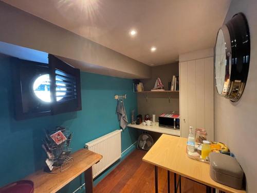 根特Boat & Breakfast Bellevue的厨房设有蓝色的墙壁和木制台面