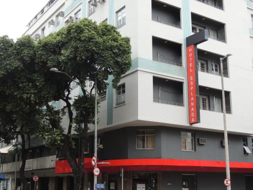 贝洛奥里藏特Hotel Esplanada Belo Horizonte - Proximo a Estacao de Trem的白色的建筑,上面有红色的标志