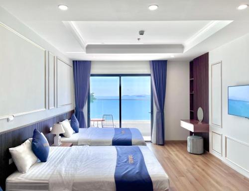 归仁TMS Sea Condotel Quy Nhơn的海景客房 - 带两张床