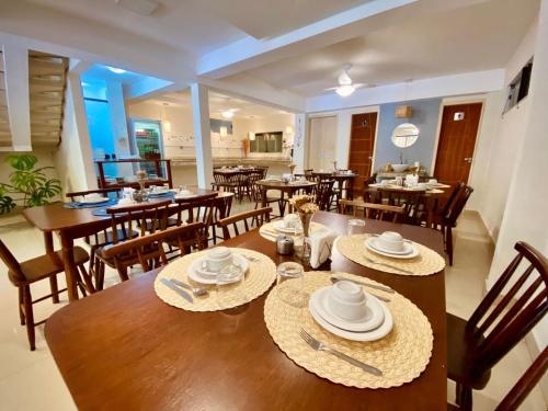卡波布里奥Porto Forte Pousada的一间带木桌椅的用餐室和一间餐厅