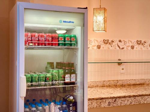 卡波布里奥Porto Forte Pousada的装满饮料和苏打水的开放式冰箱