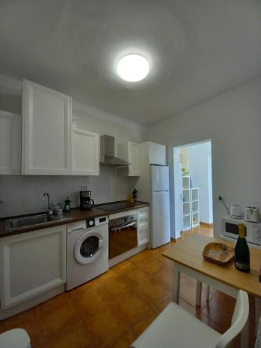 FasniaCASA ISABEL - (ZONA RURAL)的厨房配有白色家电和桌子