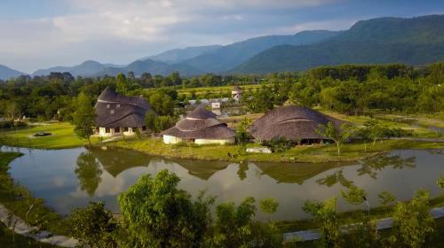坤西育府Eco Eyes Village的享有村庄和湖泊的空中景致