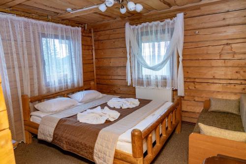 德拉格布拉特КРЕМІНЬ的小木屋内一间卧室,配有一张床