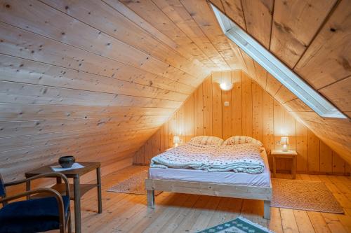 佩霍维采Górski Sad - Bazylia的木制阁楼卧室配有一张床