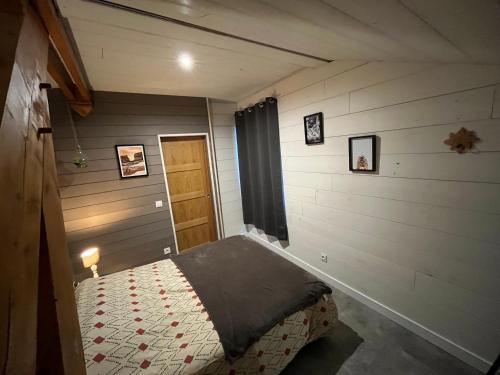 加瓦尔尼LE CHALET的一间小房间,房子里设有一张床铺