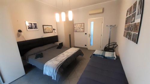 科莱尼奥MetroNear的一间客房内配有两张床的房间