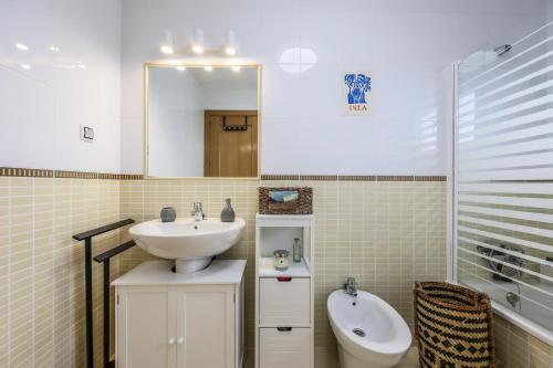 拉哈雷斯Blue Star Villa的一间带水槽、卫生间和镜子的浴室