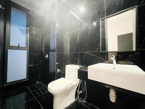 日落洞Urban Suites by PerfectSweetHome with Home Feel L的浴室配有白色卫生间和盥洗盆。