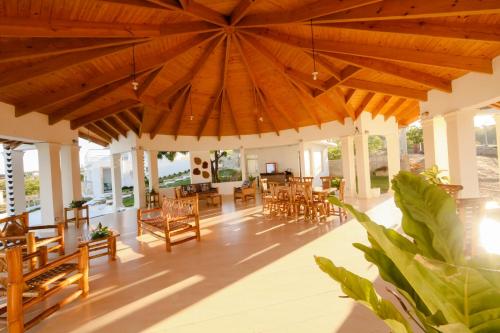 蓬塔露奇亚Hotel Don Bululo Camping Lodge的客厅设有大型木制天花板。
