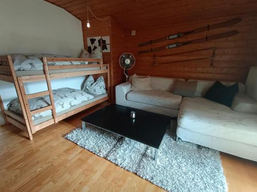 芬肯施泰因Sunwood Apartment-Ferienwohnung mit Herz的客厅配有两张双层床和一张沙发