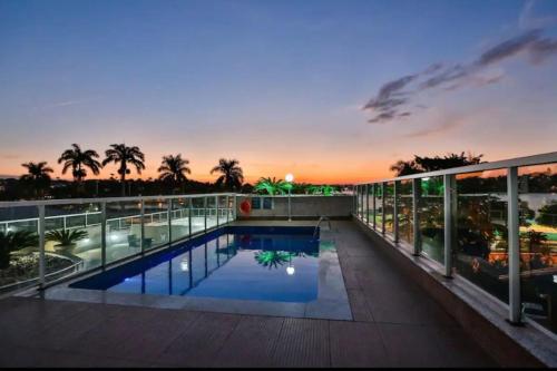 贝洛奥里藏特Apartamento Completo ao lado da lagoa da Pampulha的享有带游泳池的建筑景致