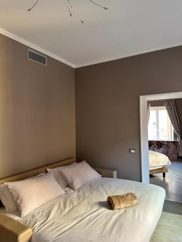 圣雷莫PRIMA FILA的一间卧室配有一张带枕头的床