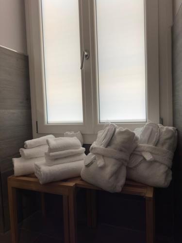 圣雷莫PRIMA FILA的一堆毛巾坐在窗前的桌子上