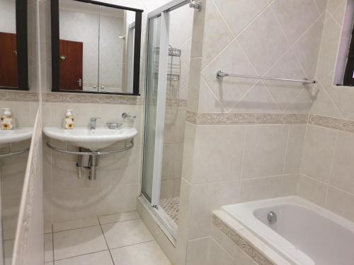 爱德华港Grace Avenue Townhouse的白色的浴室设有水槽和淋浴。