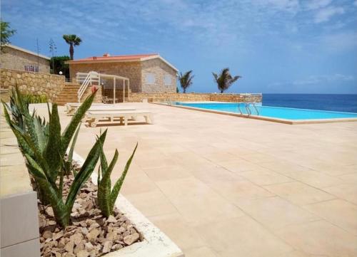 Calheta Do MaioResidenz Stella Maris Apartment Strela的一个带游泳池和海洋的度假胜地