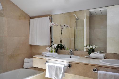 普拉多套房酒店的一间浴室