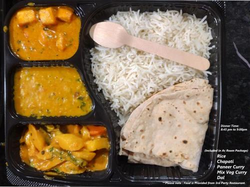 普里Bequest Stays In Puri的装有米饭、肉和蔬菜的食品容器