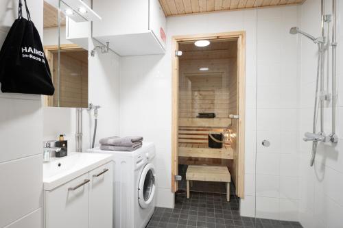 波里Premier Homes Pori Center Jazz的一间带洗衣机和淋浴的浴室