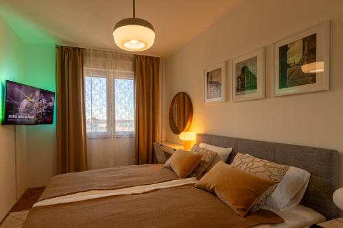 温科夫齐Apartman NEBO的一间卧室设有一张床和一个窗口