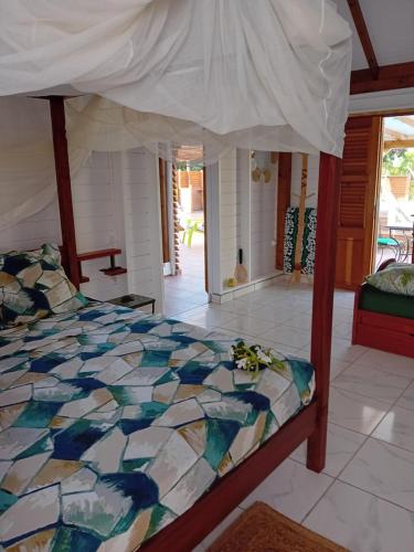 卡佩斯特Aichi lodges gîtes的一间卧室配有一张带五颜六色棉被的床