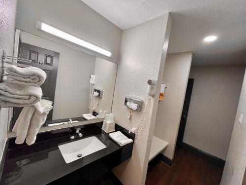 乔治城Rodeway Inn的一间带水槽和镜子的浴室