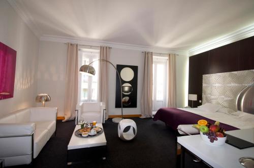 马德里普拉多套房酒店的酒店客房设有床和客厅。