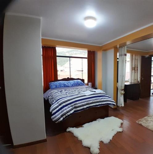 SicuaniMINIDEPARTAMENTO SICUANI的一间卧室设有床、窗户和地毯。