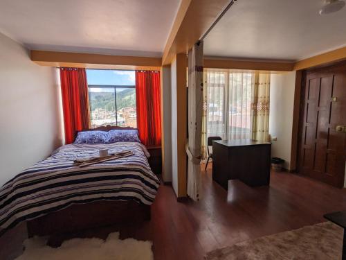 SicuaniMINIDEPARTAMENTO SICUANI的一间卧室配有床和红色窗帘的窗户