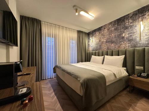伊斯坦布尔Iris Han Hotel的一间卧室,卧室内配有一张大床