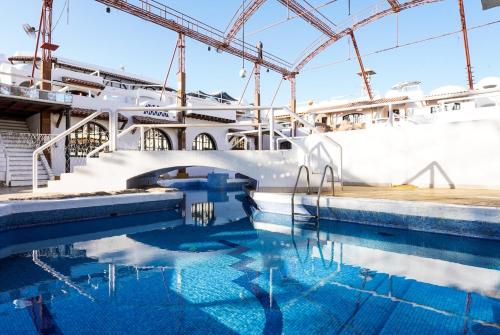 沙姆沙伊赫El Pacha Suites Sharm - Adults Only的游轮上的游泳池