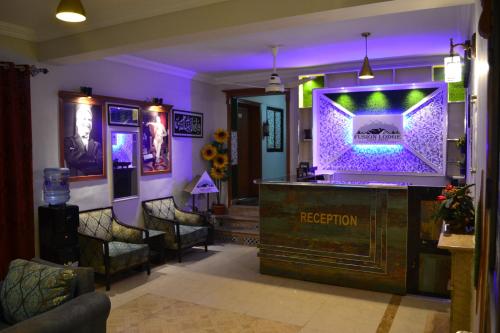 伊斯兰堡Fusion Lodge的一间配有电视的房间和一间酒吧