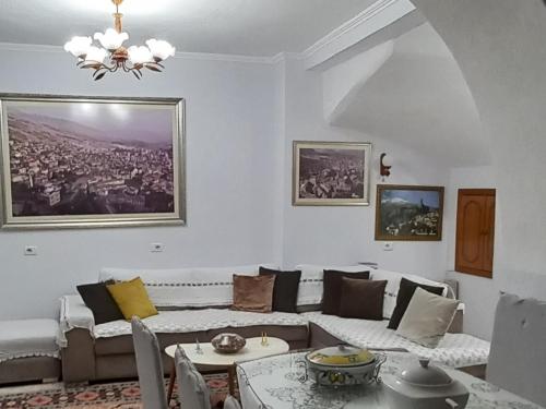 吉诺卡斯特Marbi Guest House的客厅配有沙发和桌子
