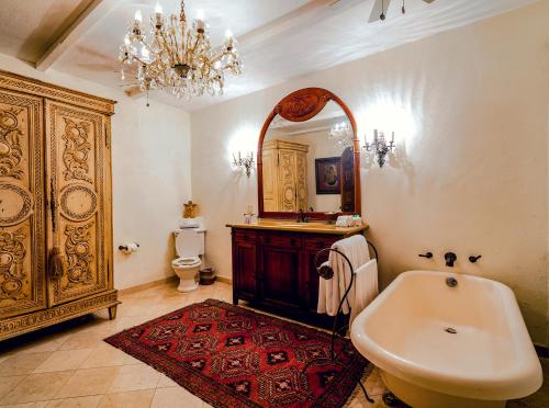 巴亚尔塔港Hacienda San Angel的带浴缸、水槽和镜子的浴室