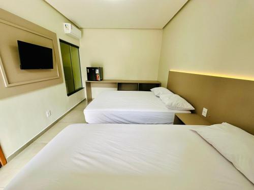 阿尔特杜尚POUSADA ALTER PARA TODOS的酒店客房设有两张床和一台平面电视。