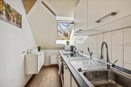 茨维考YourFavoriteBed - Moderne Monteurwohnungen in Zwickau的厨房配有水槽和冰箱