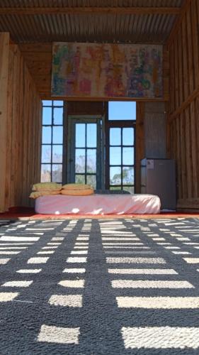 拉埃斯梅拉达Ladomar Cabañas的木制客房内的一间卧室,配有一张床